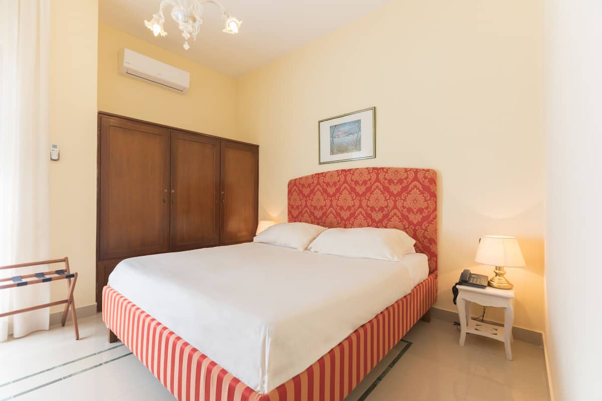 Minibar, in-room safe, desk, free WiFi