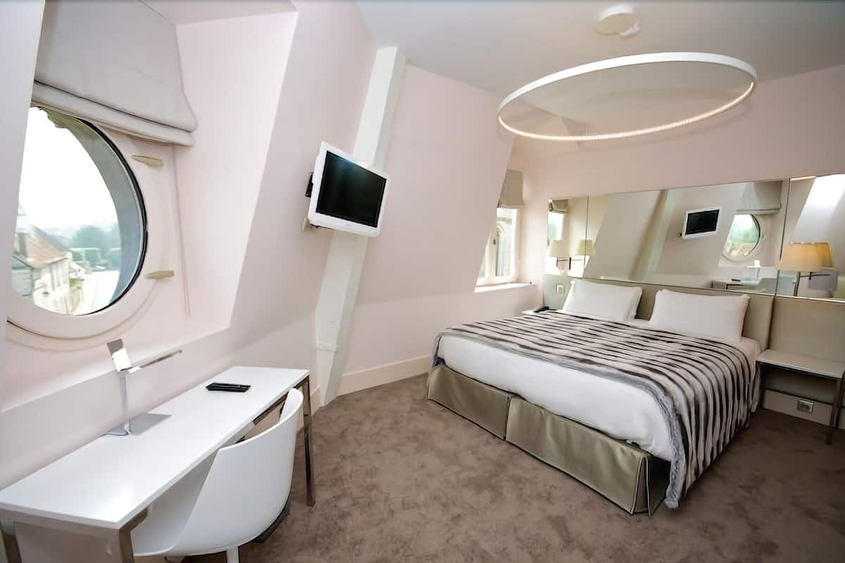 1 bedroom, premium bedding, in-room safe, desk