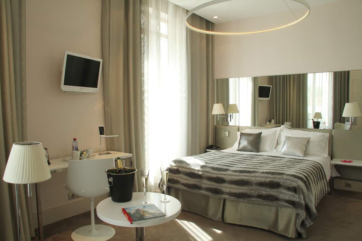 Premium bedding, in-room safe, desk, soundproofing