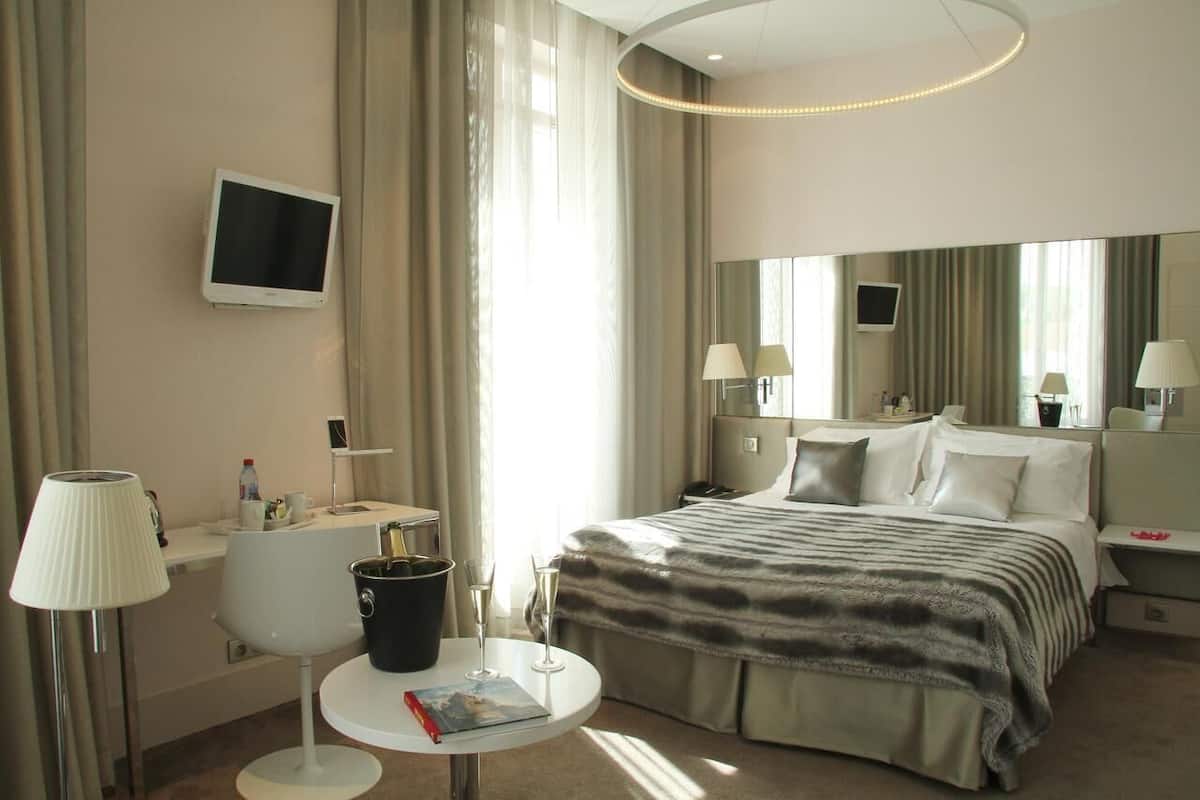 Premium bedding, in-room safe, desk, soundproofing
