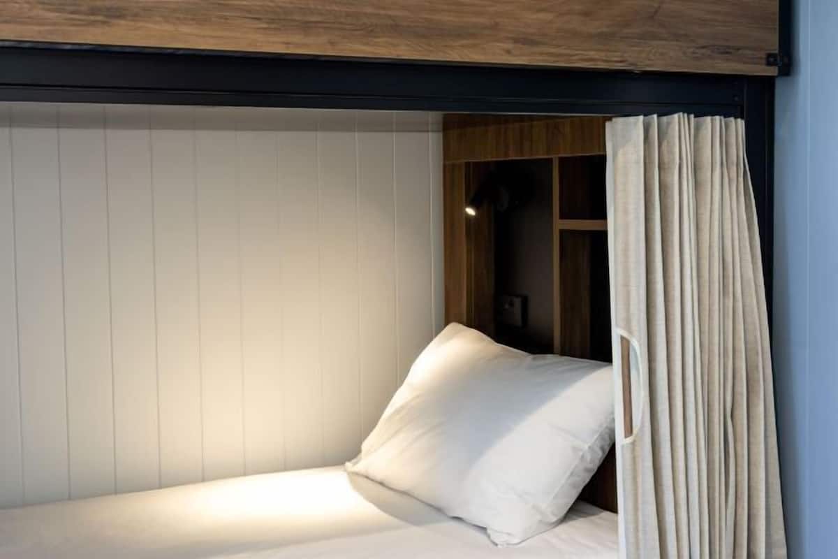 Hypo-allergenic bedding, individually furnished, free WiFi, bed sheets