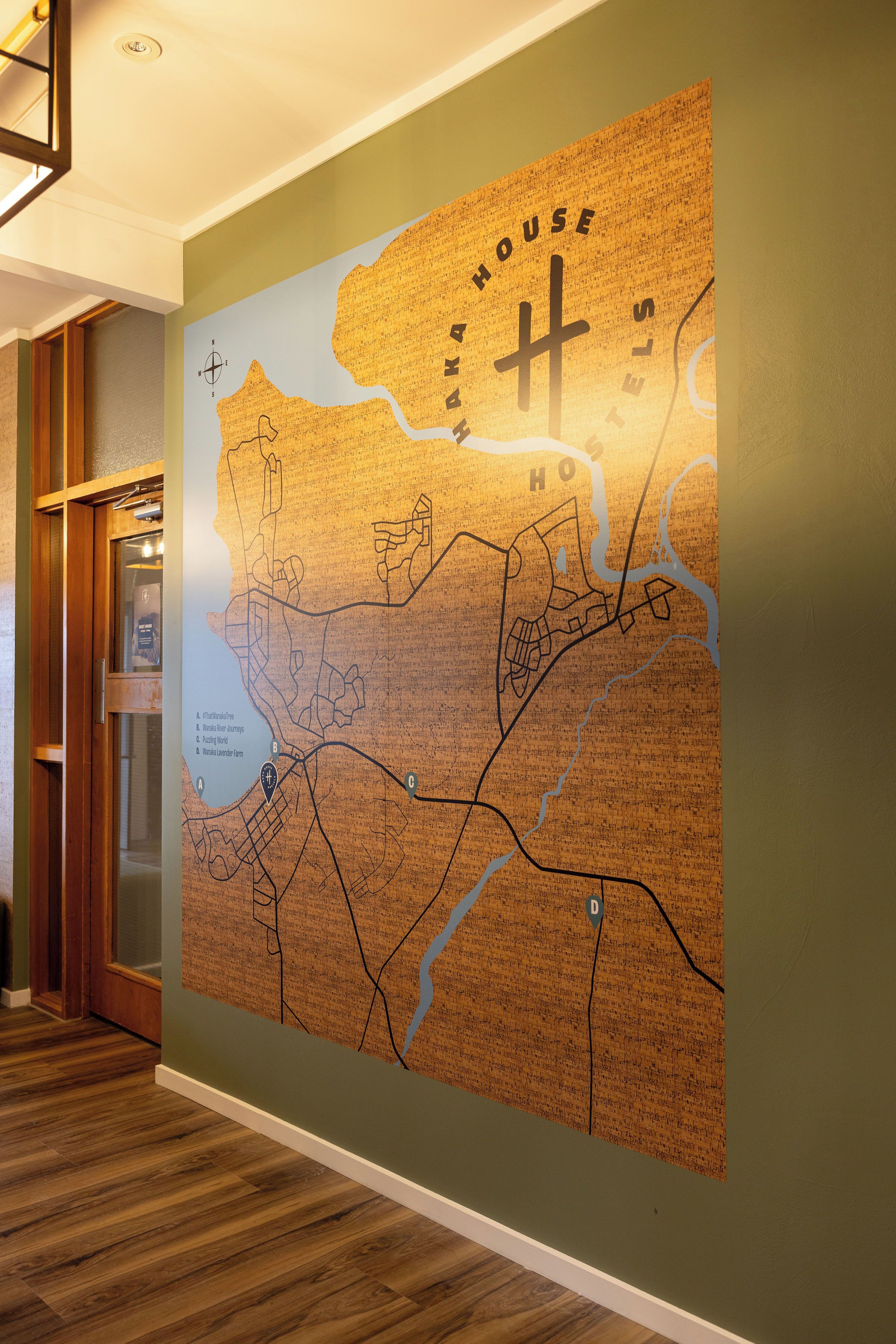 Pared con un mapa y un símbolo de cruz, lo que sugiere un tema religioso o histórico.