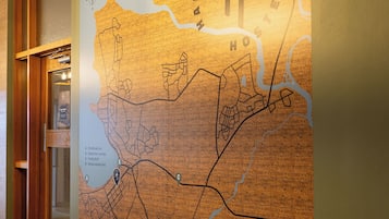 Pared con un mapa y un símbolo de cruz, lo que sugiere un tema religioso o histórico.