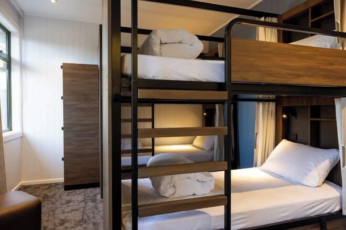Hypo-allergenic bedding, individually furnished, free WiFi, bed sheets