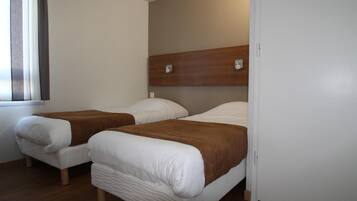 Habitación estándar, 2 camas individuales | Escritorio, cortinas blackout, wifi gratis y ropa de cama
