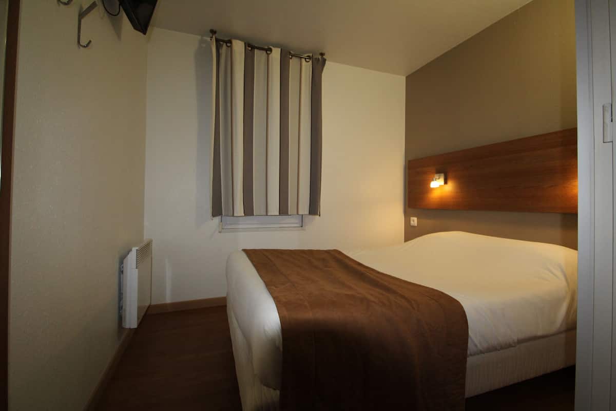 Escritorio, cortinas blackout, wifi gratis y ropa de cama