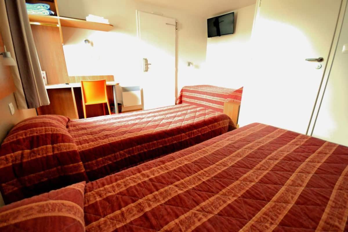 Habitación estándar, 2 camas individuales | Escritorio, cortinas blackout, wifi gratis y ropa de cama
