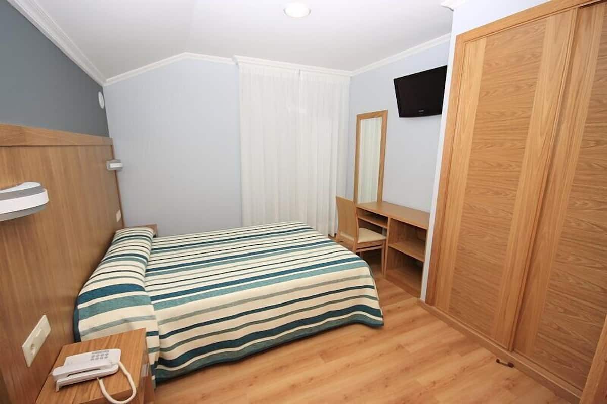 Triple Room | In-room safe, desk, free WiFi