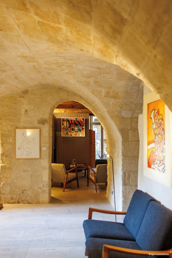 Coin salon dans le hall
