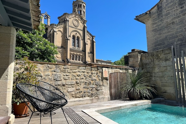 Una piscina al aire libre de temporada, sillones reclinables de piscina