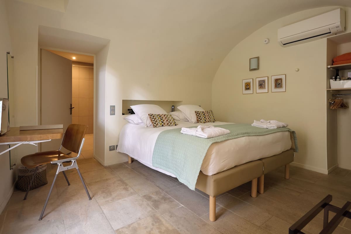Chambre Confort Double ou avec lits jumeaux, 1 grand lit, rez-de-chaussée