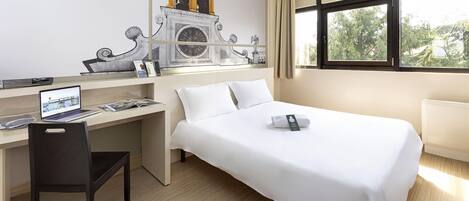 Zimmersafe, Schreibtisch, kostenlose Babybetten, Zustellbetten