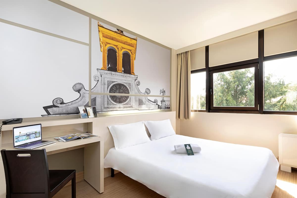 Caja de seguridad en la habitación, escritorio y cunas gratuitas