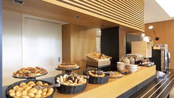 Petit déjeuner buffet (7.90 EUR par personne)