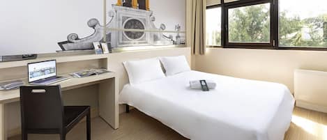 Coffres-forts dans les chambres, bureau, Wi-Fi gratuit, draps fournis