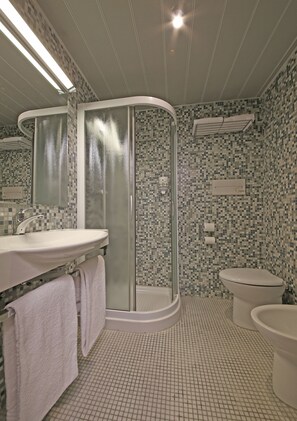 Chambre avec lits jumeaux, non-fumeur | Salle de bain | Douche, séchoir à cheveux, bidet, serviettes fournies