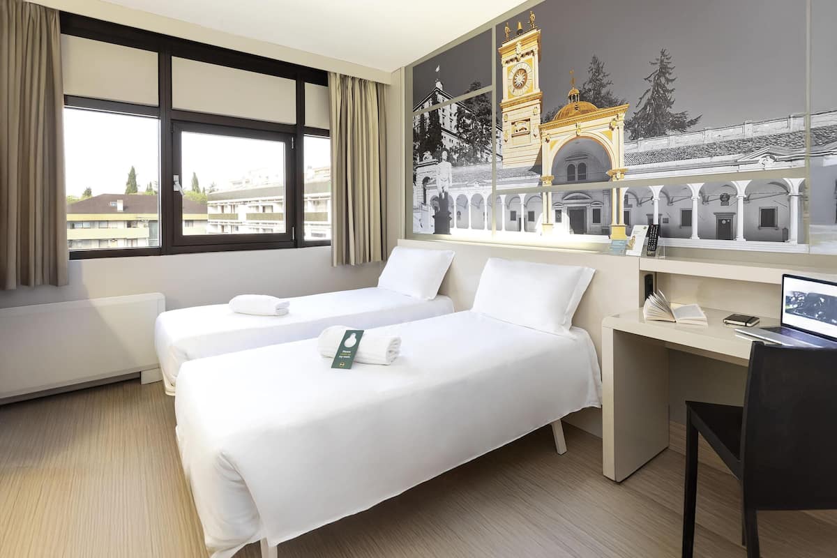 Standard Twin Room, Non Smoking | In-room safe, desk, free WiFi, bed sheets