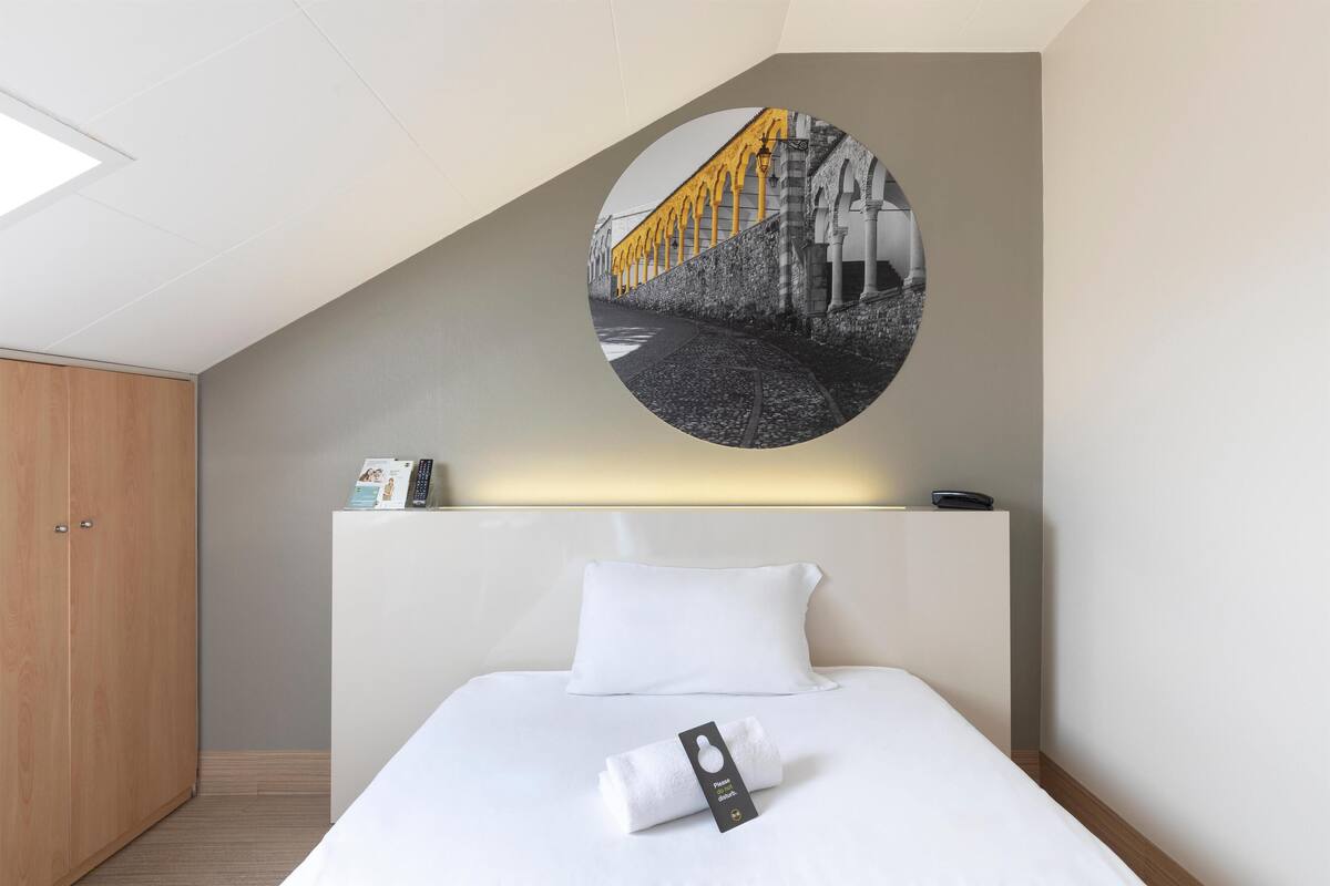 Caja de seguridad en la habitación, escritorio y cunas gratuitas