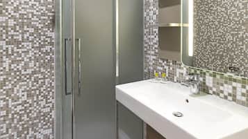 Ducha, secador de pelo, bidet, toallas