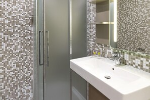 Douche, séchoir à cheveux, bidet, serviettes fournies