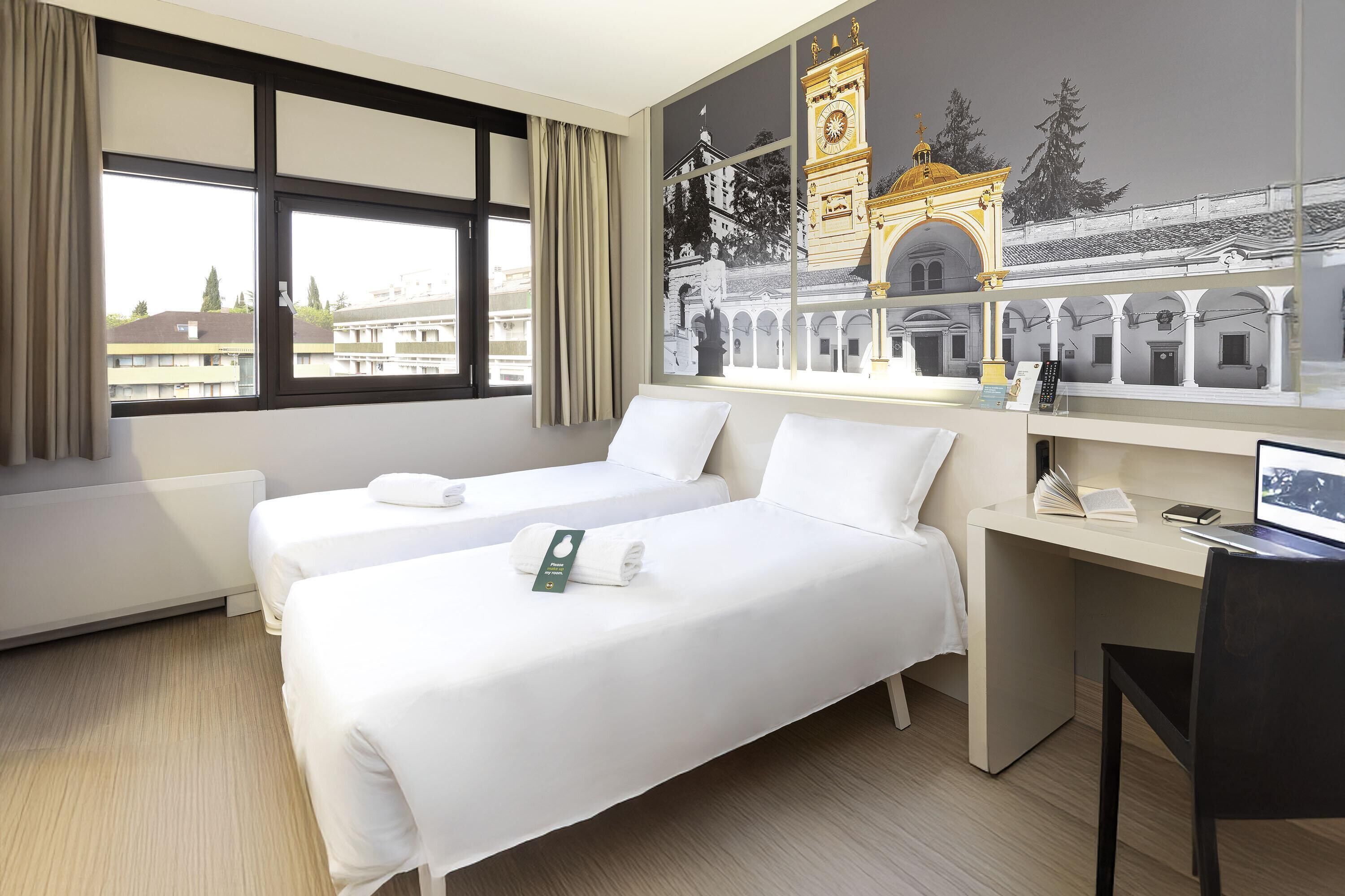 Standard Twin Room, Non Smoking | In-room safe, desk, free WiFi, bed sheets