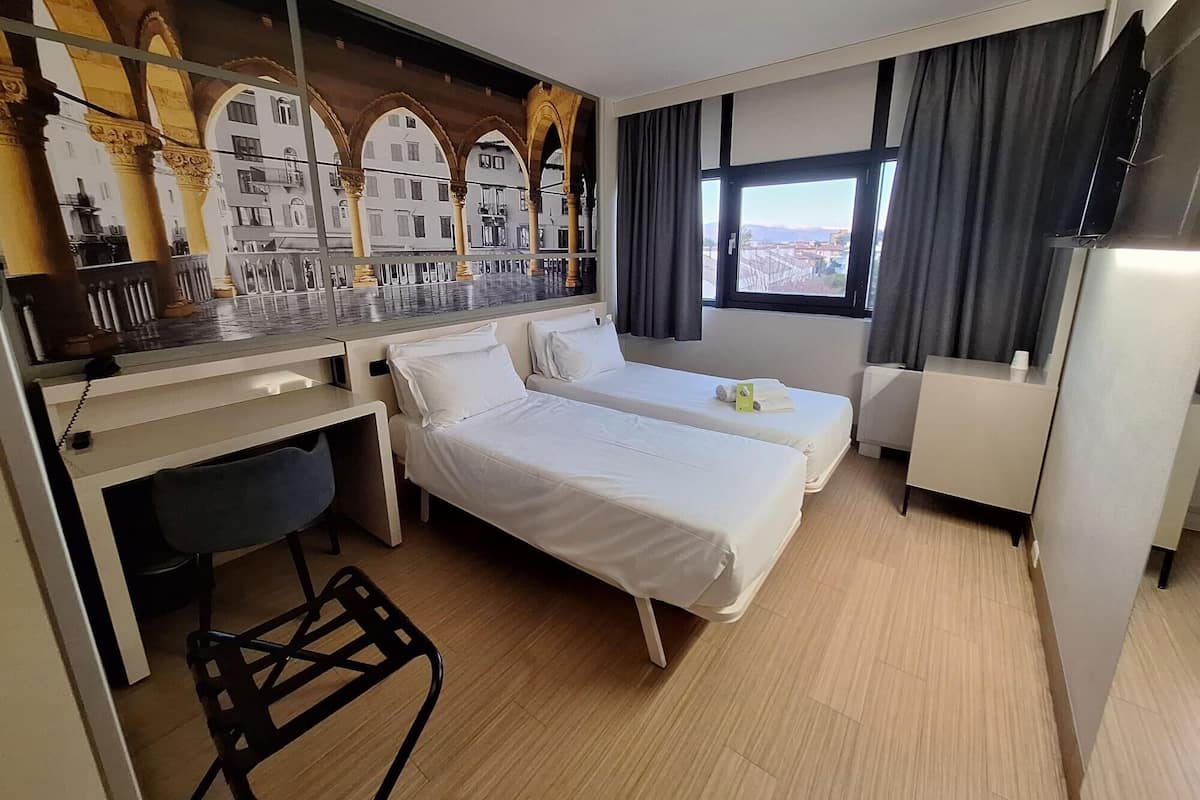 Chambre Supérieure avec lits jumeaux, non-fumeurs | Coffres-forts dans les chambres, bureau, Wi-Fi gratuit, draps fournis