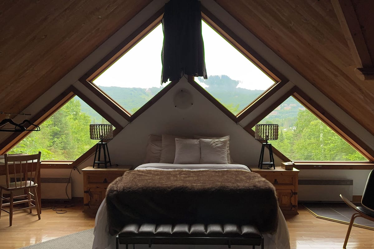 Suite, 1 habitación | Tabla de planchar con plancha, wifi gratis, ropa de cama