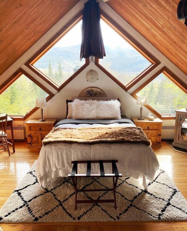 Suite Tremblant, 2 floor Loft with Mountain View | Iron/ironing board, free WiFi, bed sheets - LeQube Nord (Mont-Tremblant)