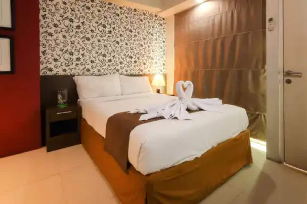Bộ đồ giường cao cấp, nệm có lớp đệm bông, két bảo mật tại phòng