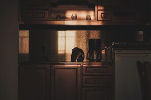 Suite Deluxe, 2 habitaciones, piscina privada | Cocina privada | Frigorífico, cafetera o tetera y hervidor eléctrico