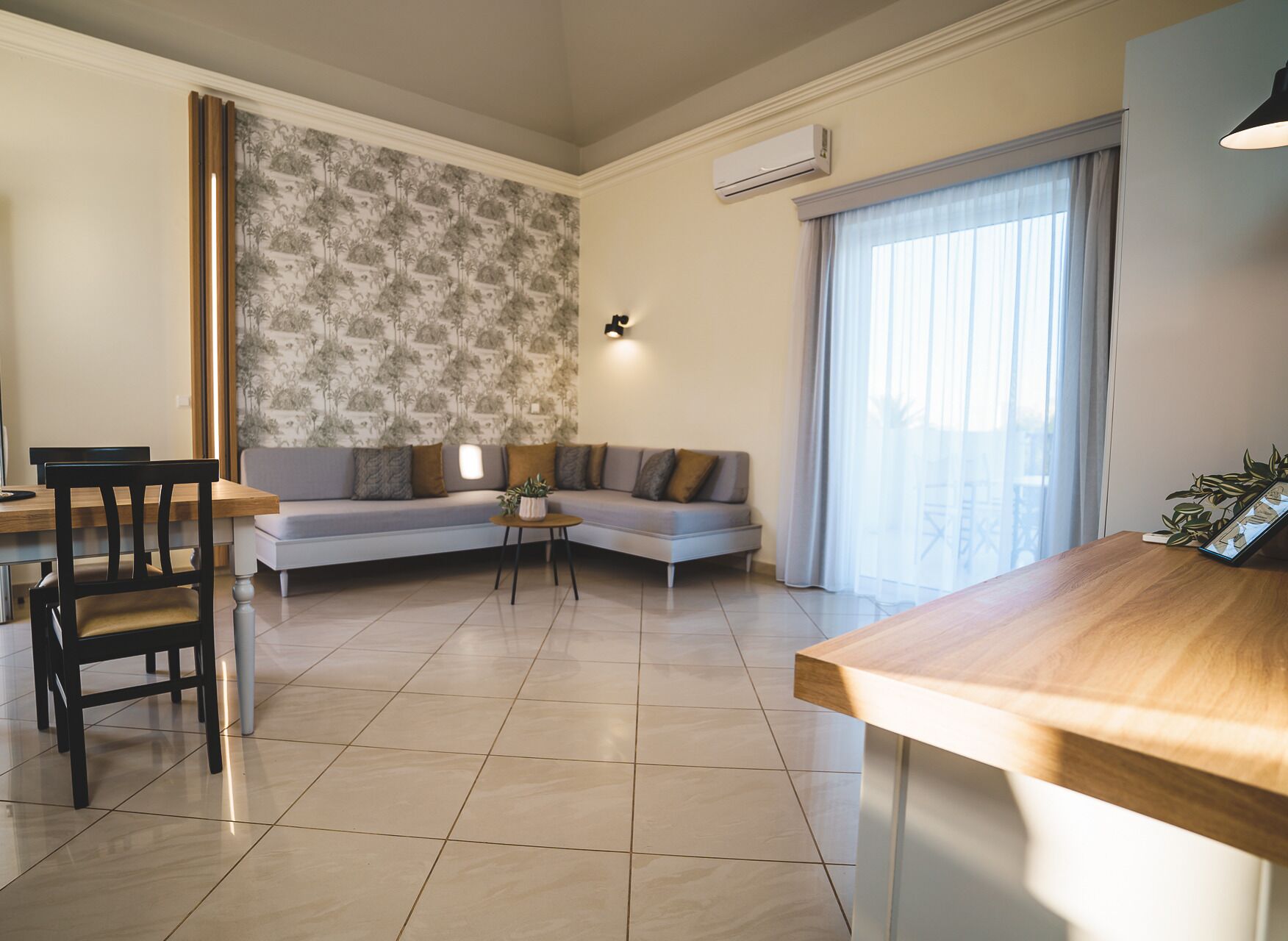 Una sala de estar moderna con un sofá seccional, una mesa de comedor y una pequeña mesa de centro.