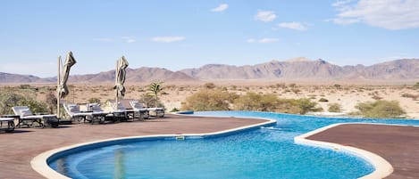 حمّام سباحة خارجي، مقاعد للتشمس