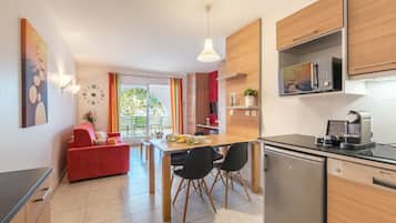 Departamento estándar, 1 habitación | Cocina privada | Refrigerador, microondas, parrilla de estufa y lavavajillas