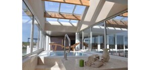 Piscine couverte, accès possible de 09 h 00 à 21 h 00, chaises longues 