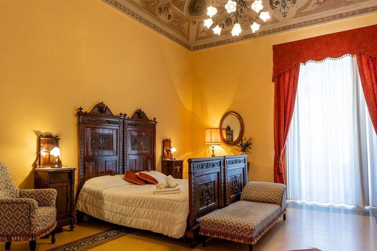 Premium bedding, down duvets, minibar, desk