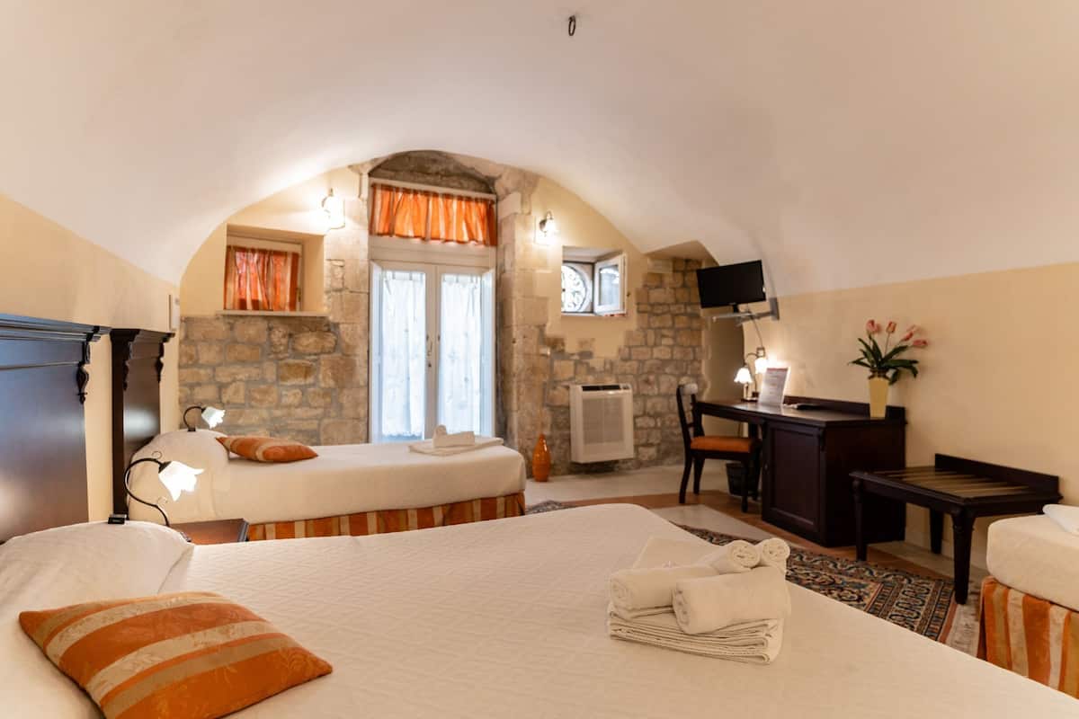 Premium bedding, down duvets, minibar, desk