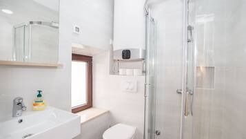 Apartamento luxo | Banheiro | Chuveiro, secador de cabelo, toalhas de banho, papel higiênico