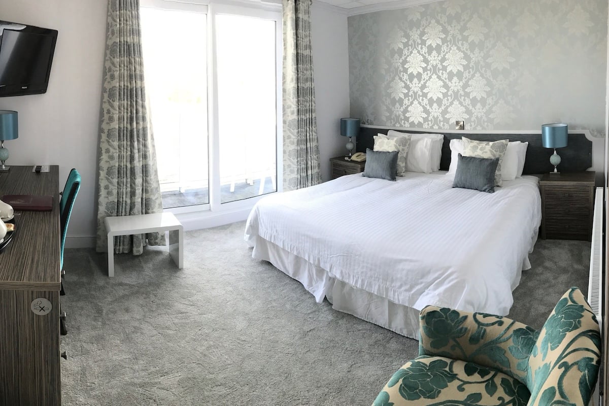 Iron/ironing board, free WiFi, bed sheets