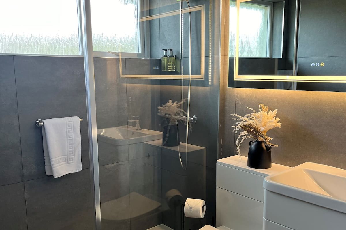 bungalow | bathroom | free toiletries, hair dryer, towels