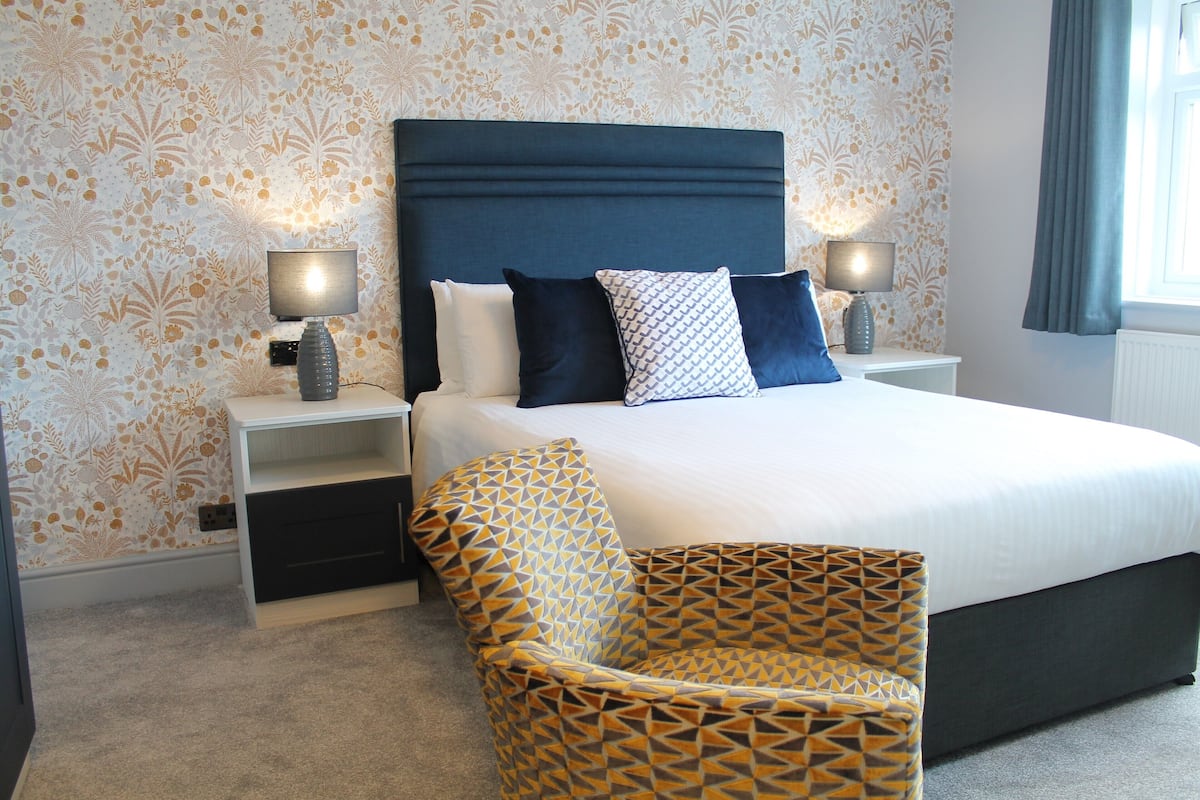 Iron/ironing board, free WiFi, bed sheets