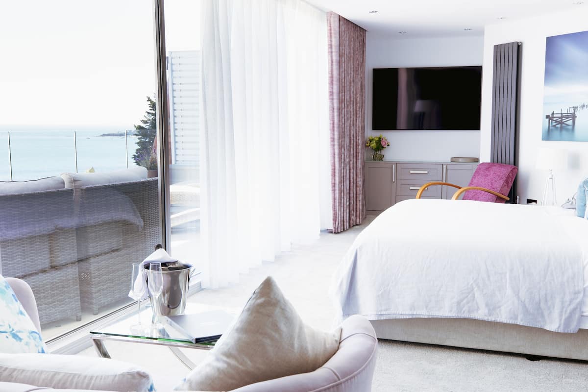 Deluxe Suite, Sea View | Iron/ironing board, free WiFi, bed sheets