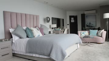 Deluxe Suite, Sea View | Iron/ironing board, free WiFi, bed sheets