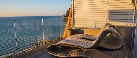 Deluxe-sviitti, merinäköala | Silitysrauta/-lauta, ilmainen Wi-Fi, vuodevaatteet