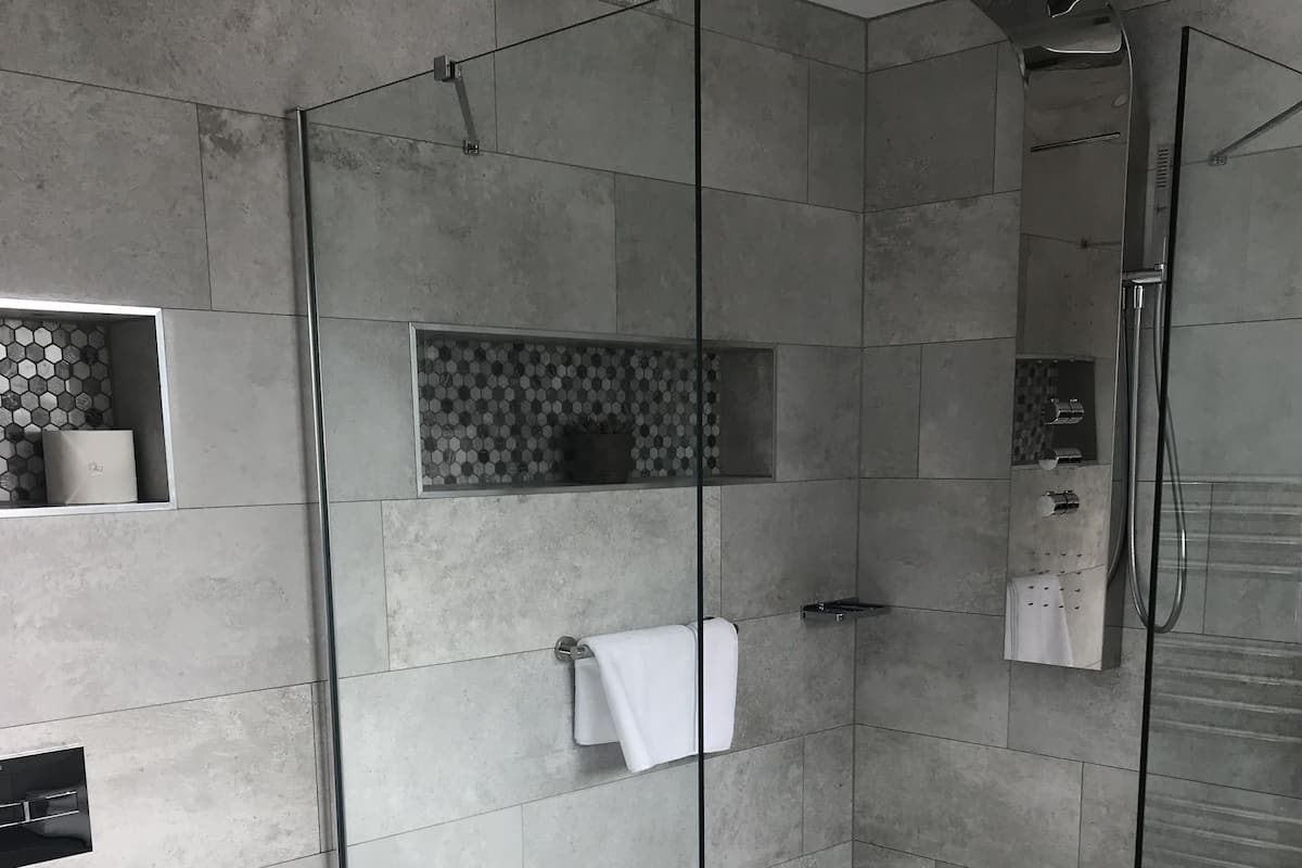 Deluxe Suite, Sea View | Bathroom | Free toiletries, hair dryer, towels