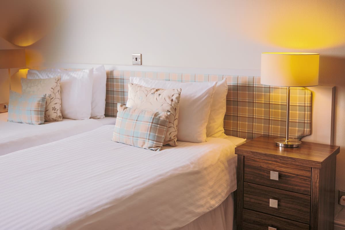 Iron/ironing board, free WiFi, bed sheets