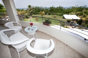 Suite junior, balcón, vista al mar | Terraza o patio