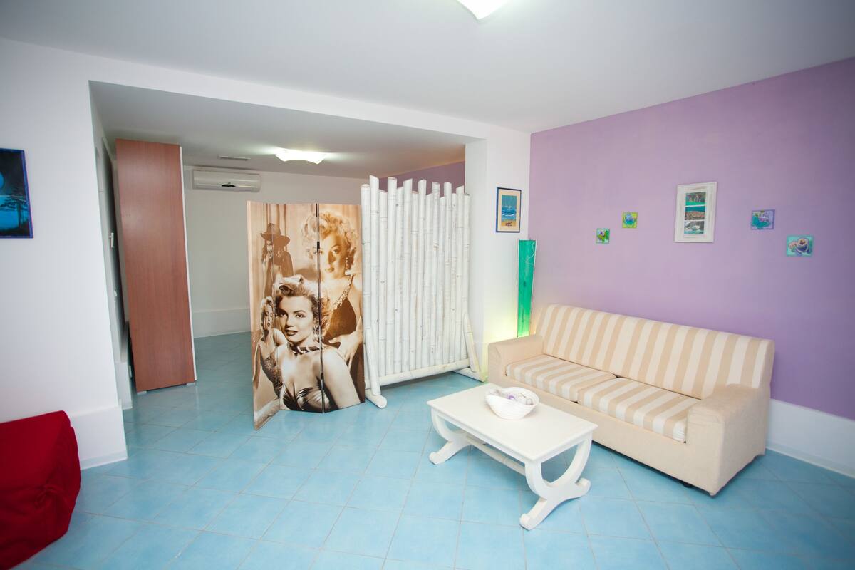 Habitación familiar, vista al mar | Área de sala de estar