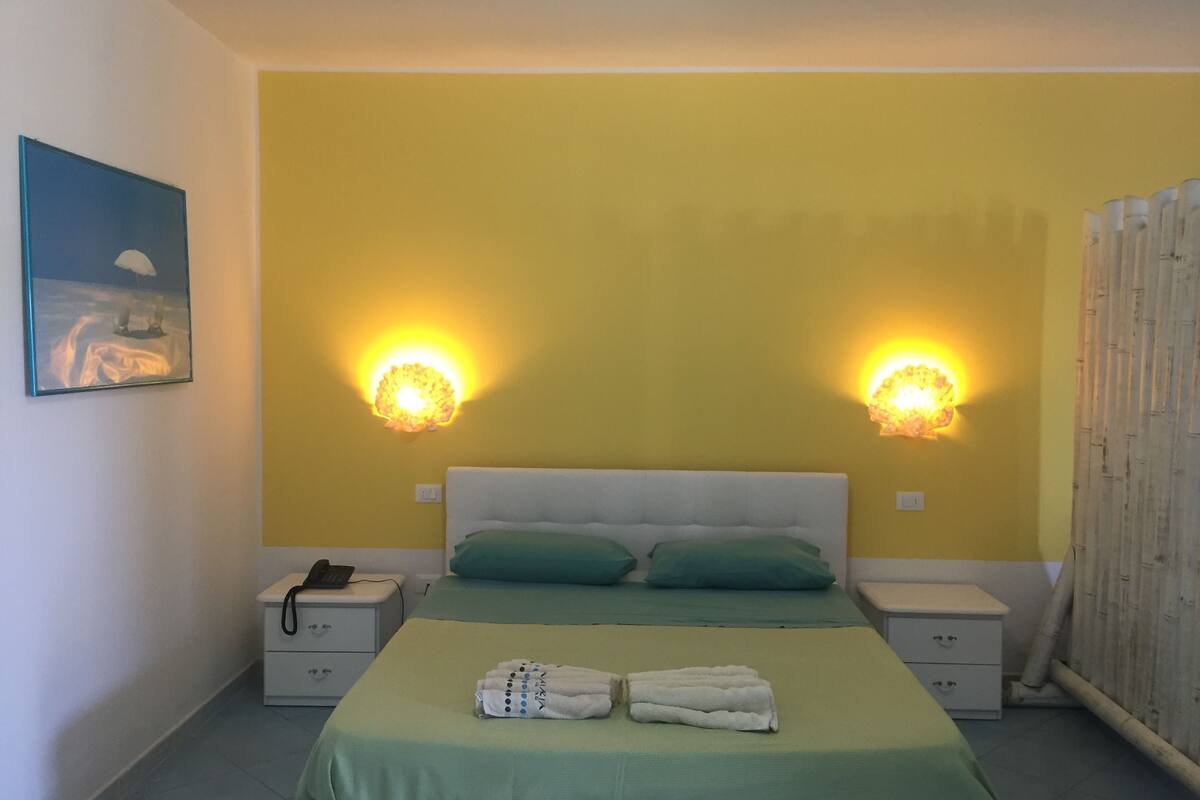 Departamento, cocina | Ropa de cama de alta calidad y caja de seguridad en la habitación