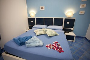 Habitación triple junior, vista al jardín (STELLA DI MARE) | Ropa de cama de alta calidad y caja de seguridad en la habitación