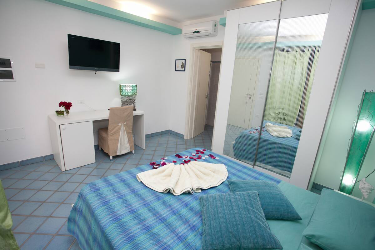 Habitación doble junior, balcón, vista al mar (ACQUA MARINA) | Ropa de cama de alta calidad y caja de seguridad en la habitación